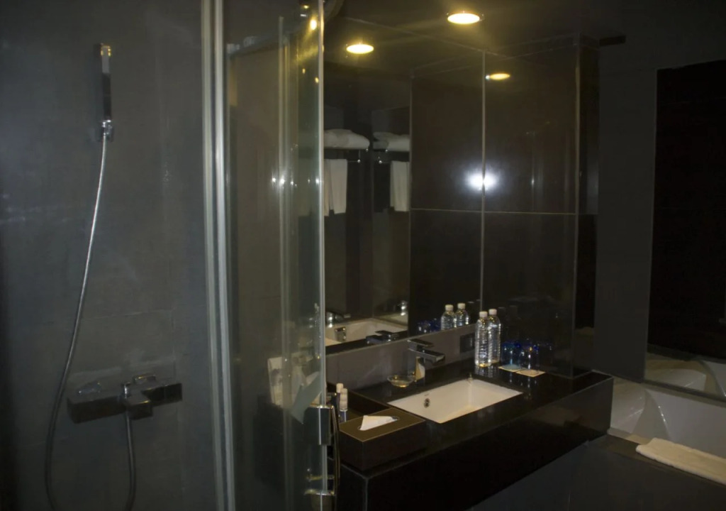 Avenue 64 Hotel
