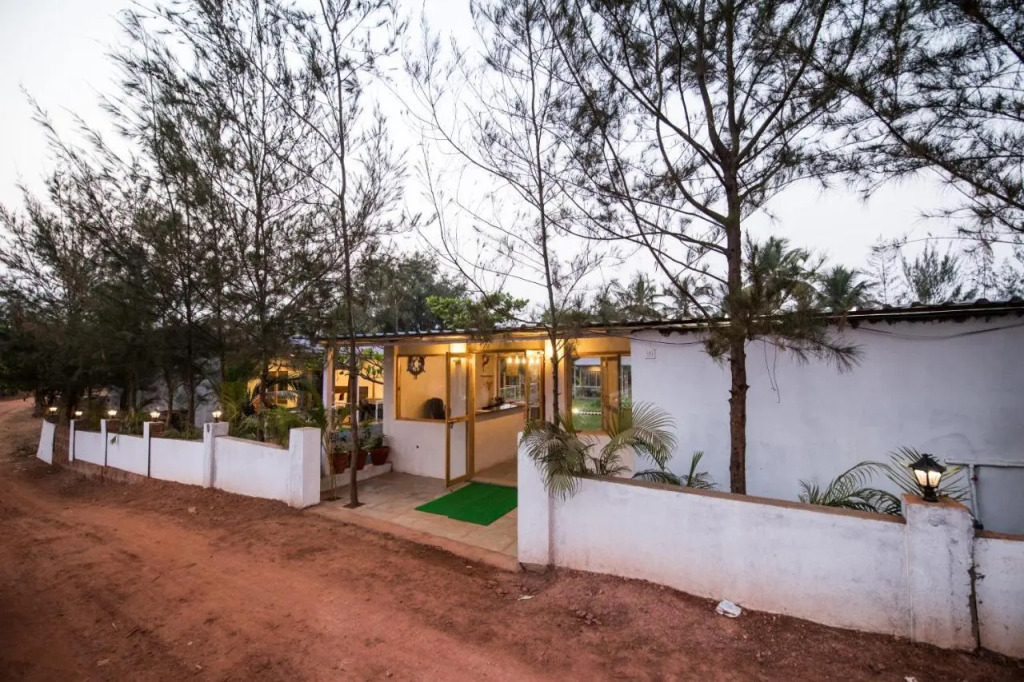 Treebo Lands End Beach Resort - 100m From Morjim Beach
