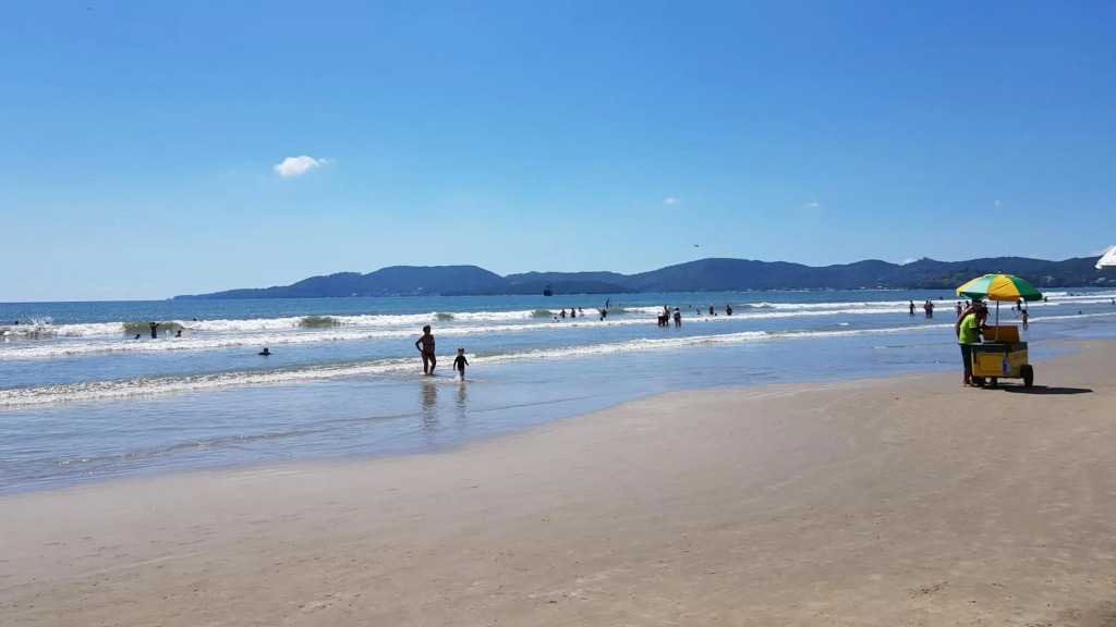 Apto em prédio frente mar, Meia Praia Itapema, 3 dorm, conforto para 8 pessoas