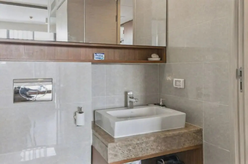 S39- 1 BR Downtown Bangkok Apt with Balcony and Pool