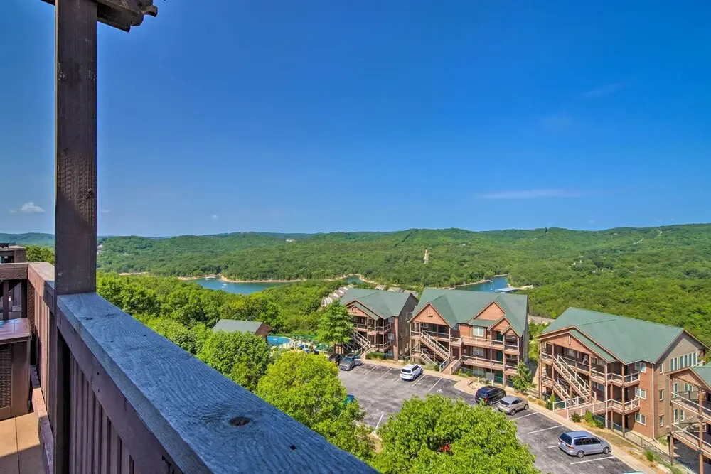 Luxe Mtn-view Condo in Branson w/ Hot Tub Access!