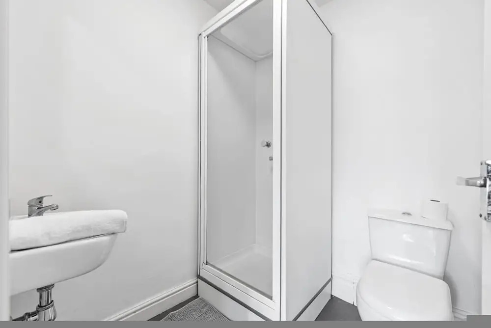 Large Modern Leeds Stay w 8 Private Ensuite Studio