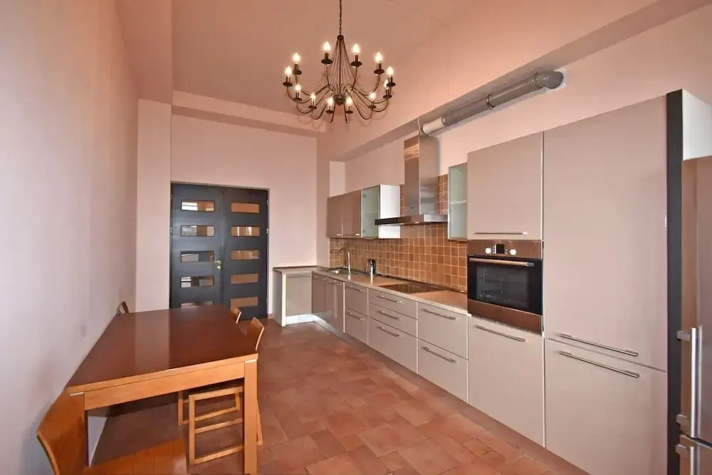 Spacious Apartment by Luxe Group TT606