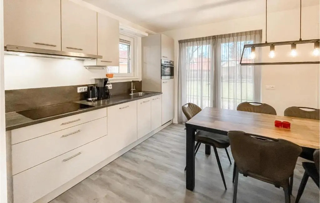 Three-Bedroom Holiday Home In Hoge Hexel