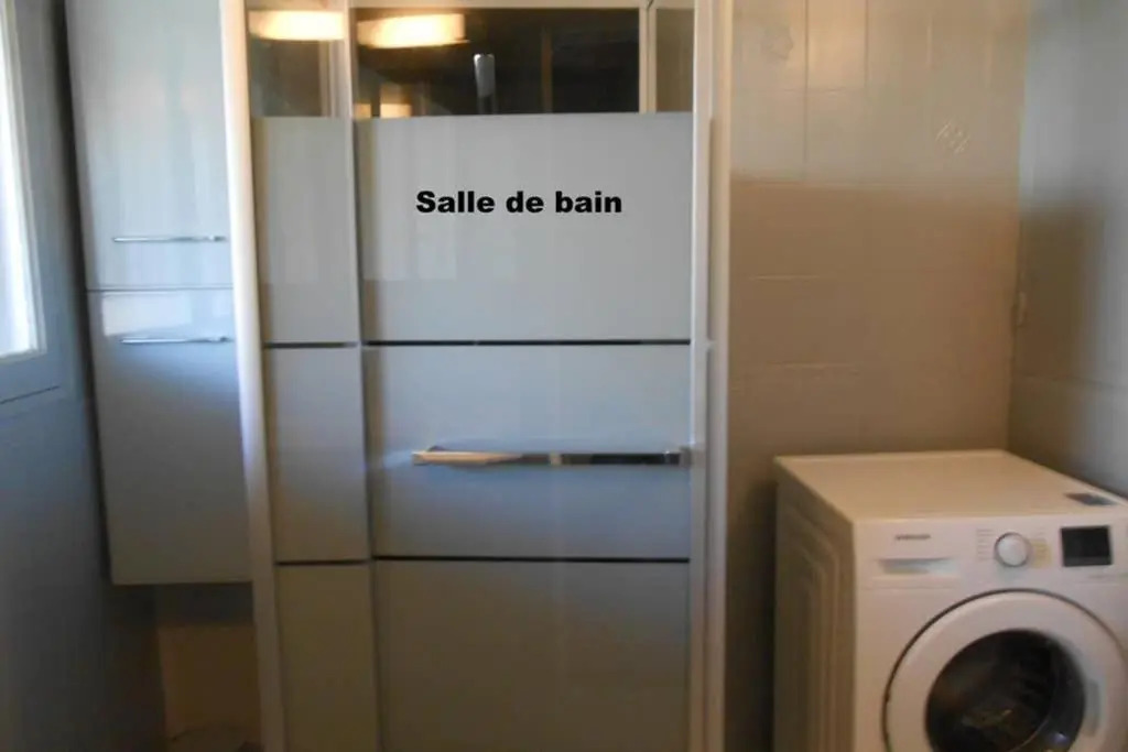 Particulier loue T3 en rez de jardin à 30 mètres de la plage avec un double box