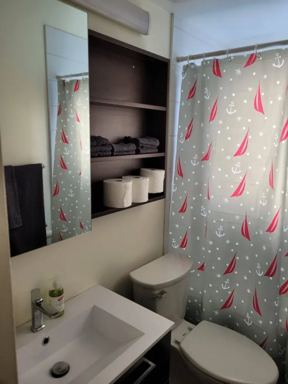 Modern 2BR Near Downtown & Expo Centre