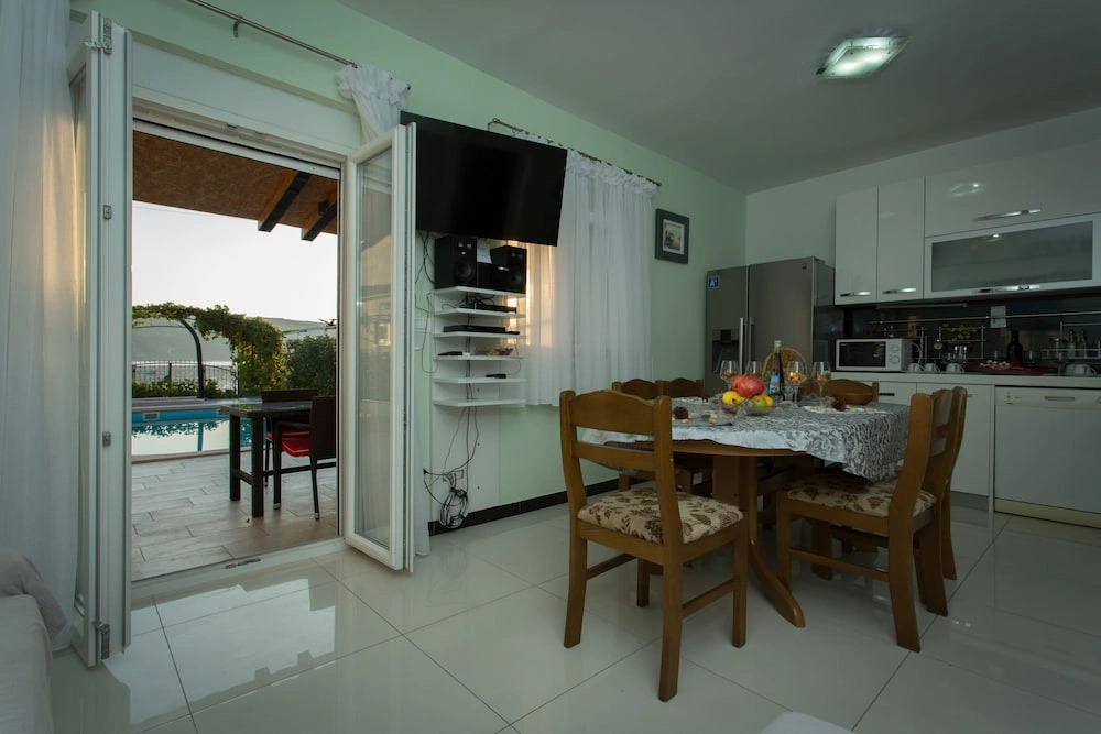 Beachfront Holiday Home With Pool Mami