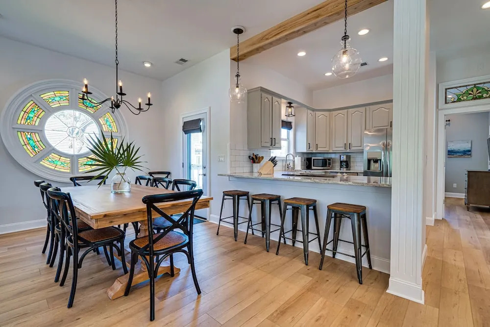 Magnolia Charms by Avantstay 2 Mins TO Beach Pet Friendly, BBQ & Balcony Views!