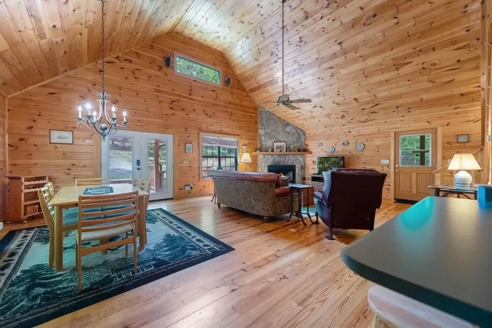 Elliotts Hideaway Adorable Cabin Fire pit hot tub Deck pet Friendly Wifi