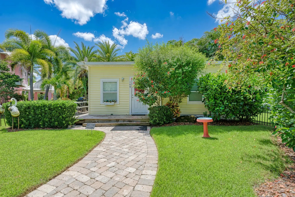 Ami Lighthouse Cottage-One Minute Walk To The Beach-Keyless Locks