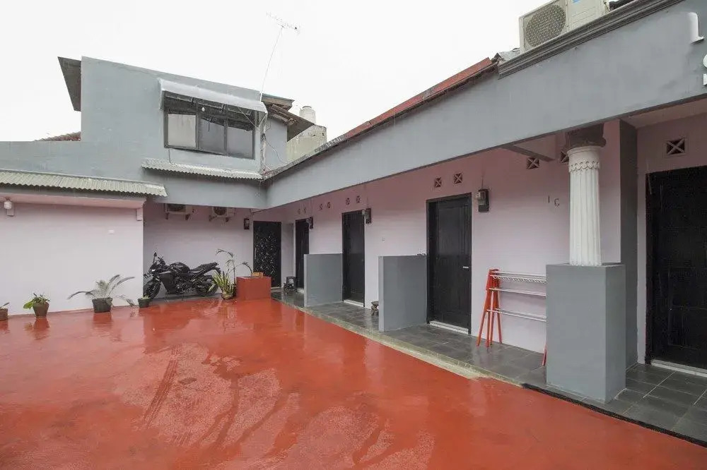 RedDoorz @ Pondok Bambu