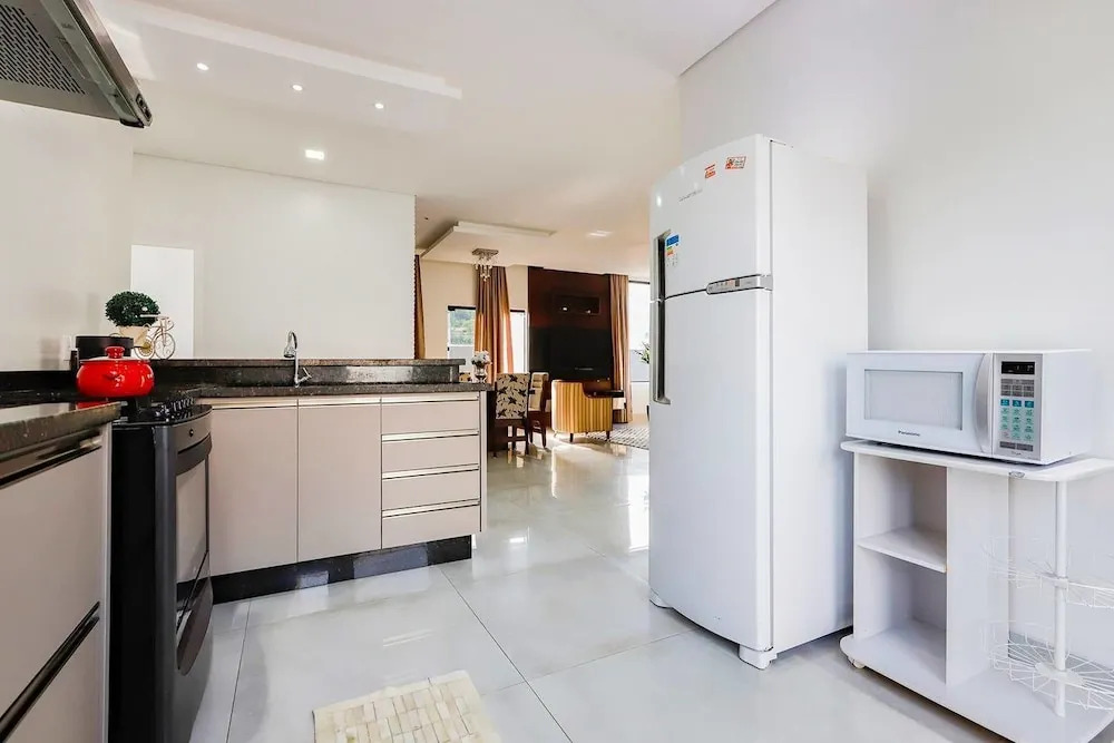 Casa Moderna em Condomínio de Canasvierias