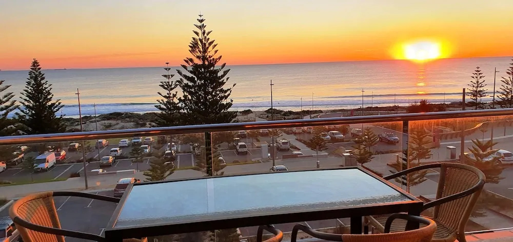The White Pearl Apartment Direct Ocean Views Top Floor