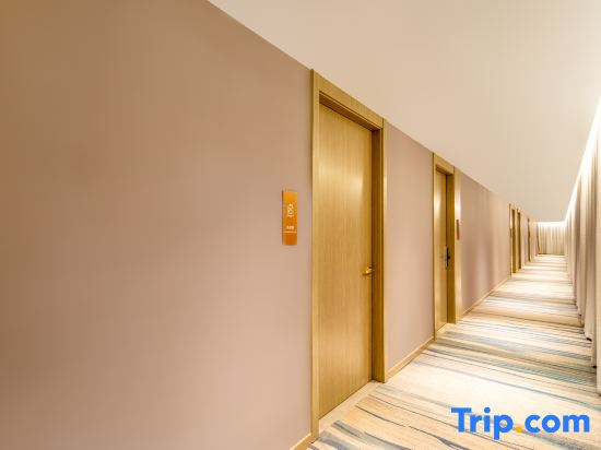 Kyriad Hotel (Shangri-La Ganden Sumtseling Monastery Scenic Area)