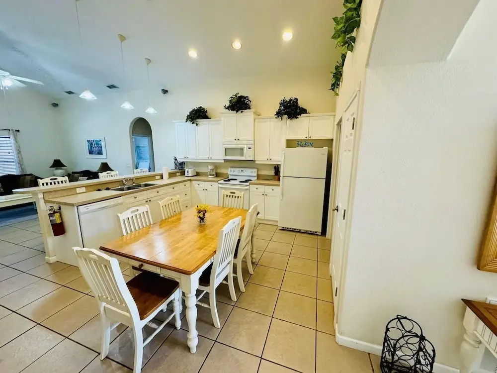 4/3 Vacation Home With Private Pool Located at Formosa Gardens!!
