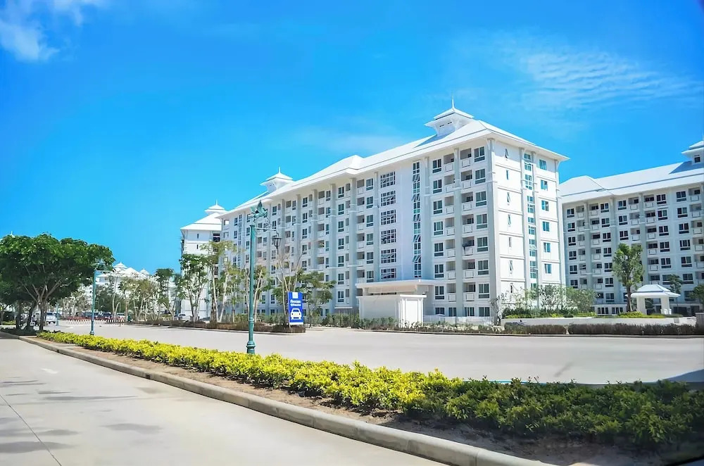 Modern 2-bedroom Condo With Ocean and Pool Views in Cha-am