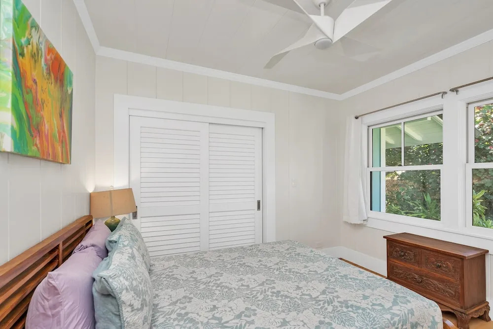 Gorgeous Renovated 1937 Plantation Style Beach House 50 Steps to the Center of the Beach home