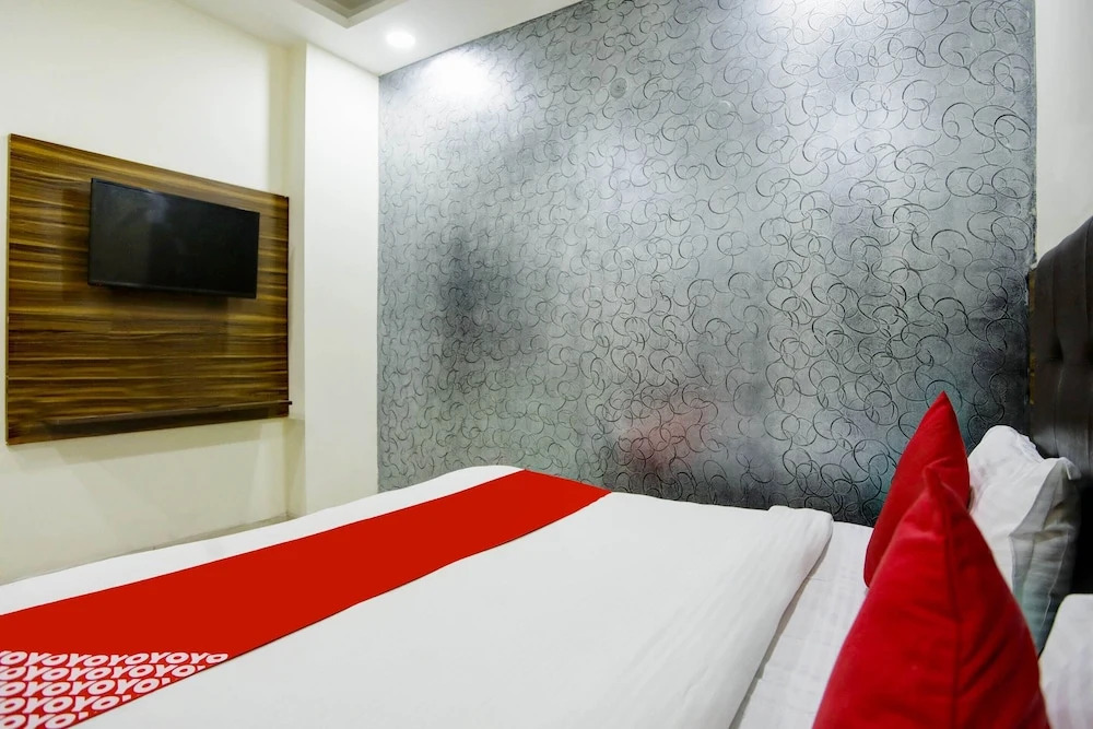 OYO 22825 Hotel Crown Stay inn