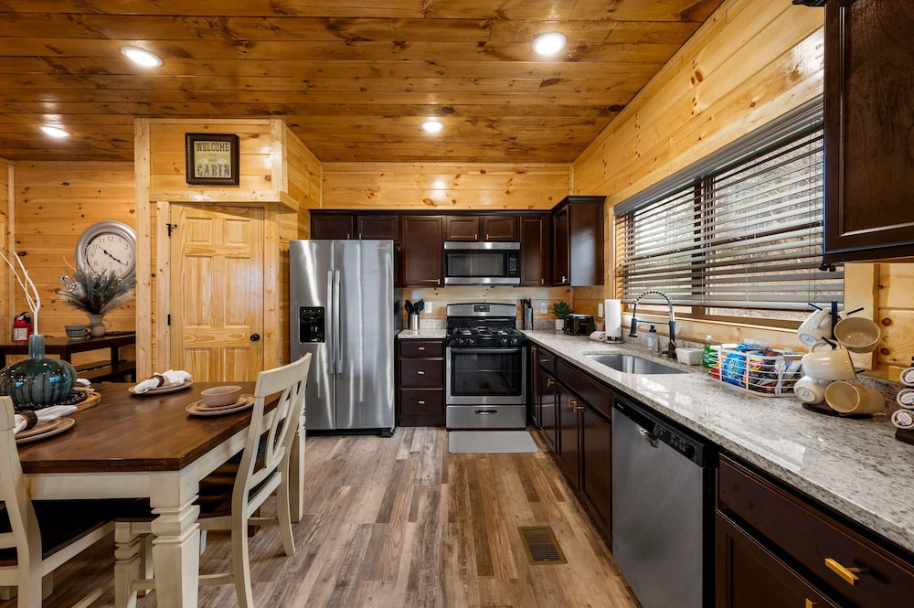 Charming New 5BR 4BA Cabin Near Dollywood