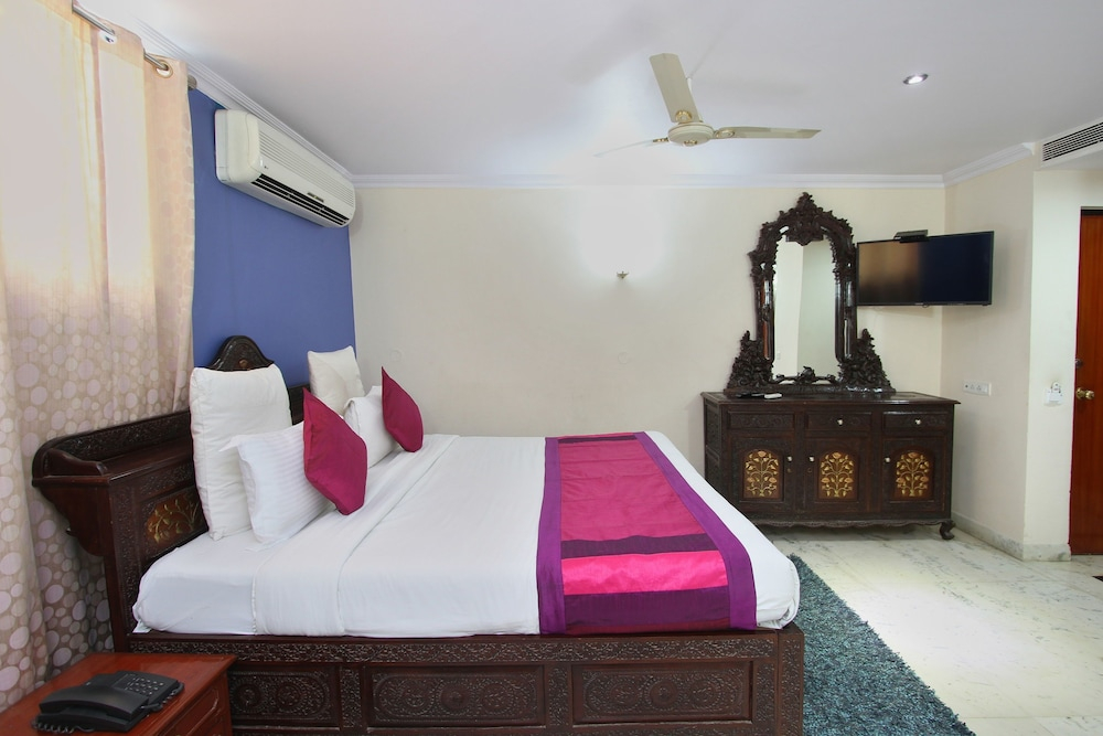OYO 4452 Hotel Pigeon International