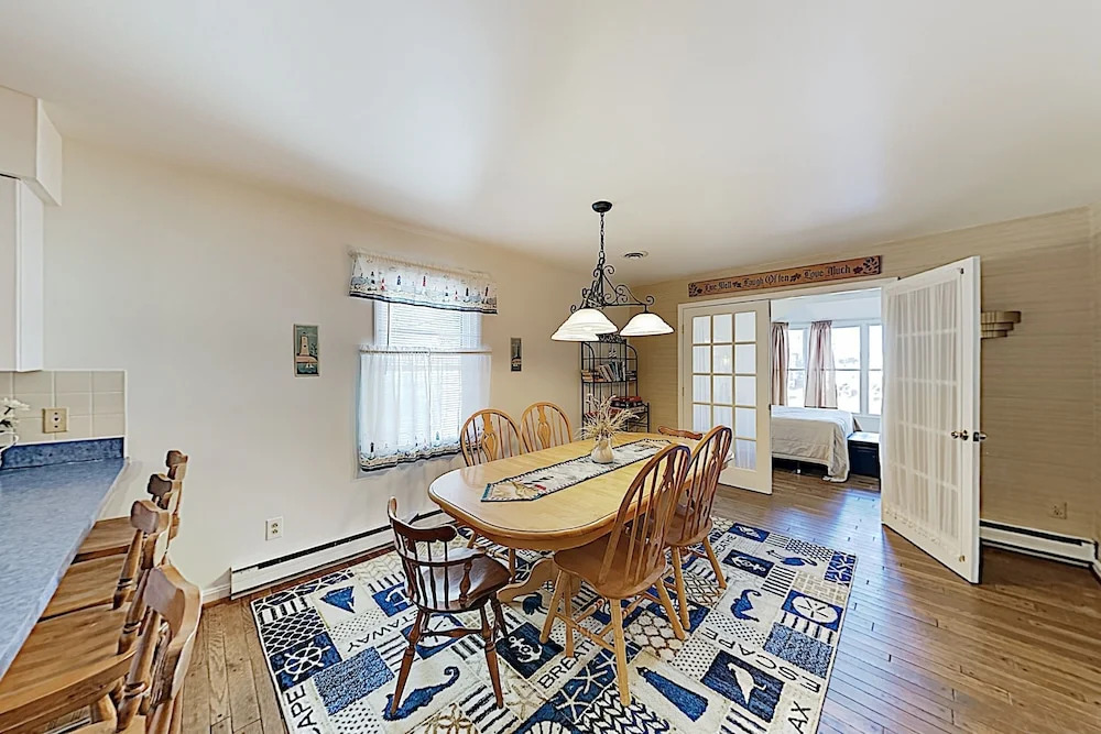 Tranquil Canal-front Getaway - 3 Blocks To Beach 4 Bedroom Home