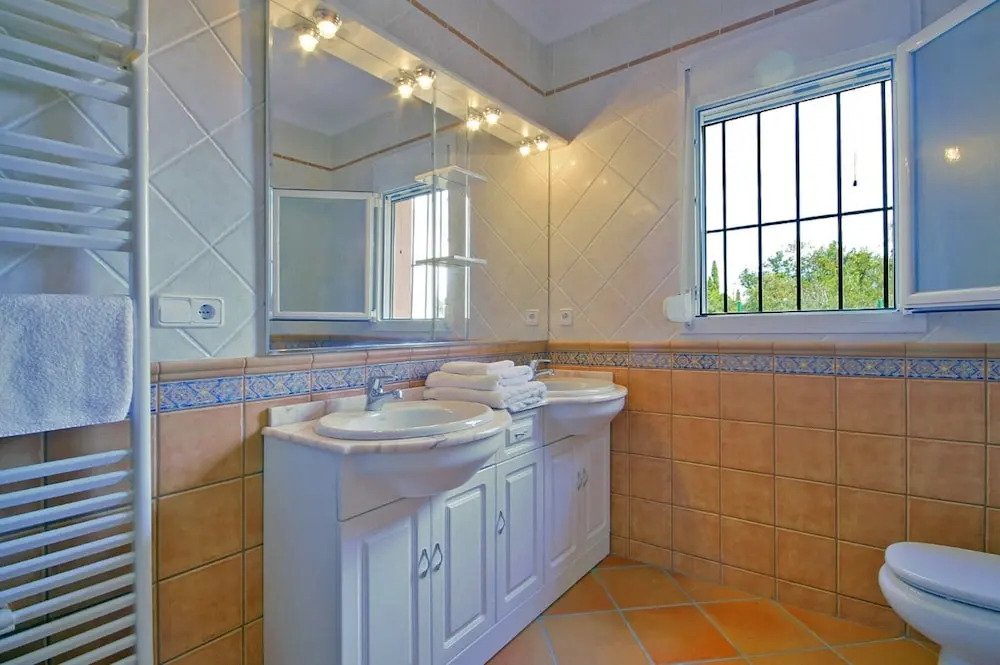 Villa - 4 Bedrooms with Pool, WiFi and Sea views - 104970