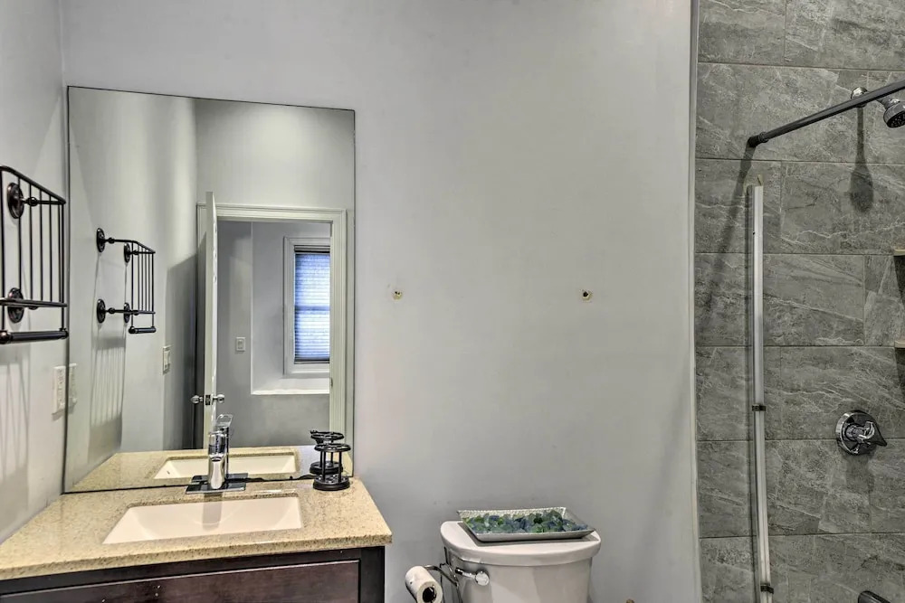 Pet-friendly Apartment, 6 Miles to Downtown