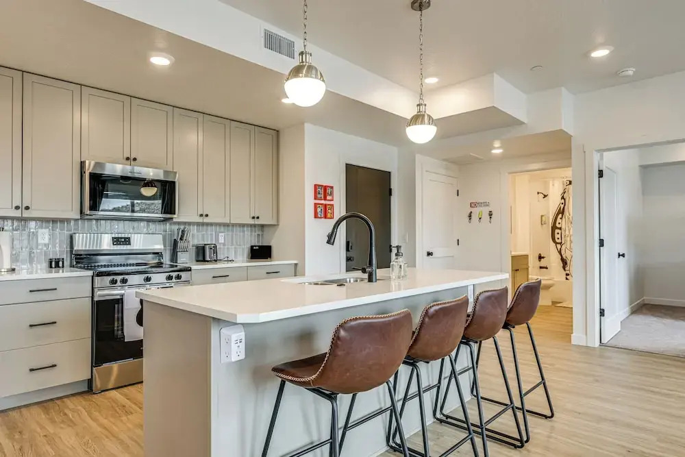 25 Mi to Zion: Rock 'n' Roll Condo w/ Mtn View!