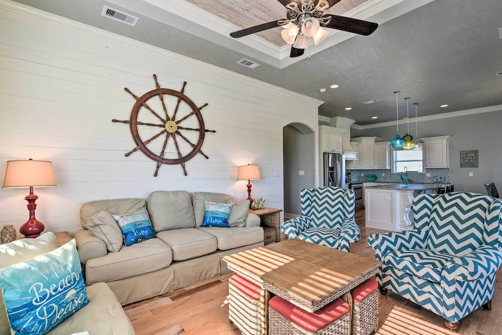 Deck & Fire Pit: Gulf Coast Gem in Crystal Beach!