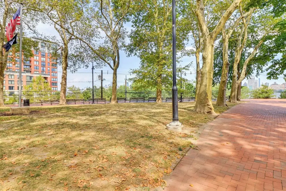 Walk to Hudson River, Near Metlife: Renovated Apt