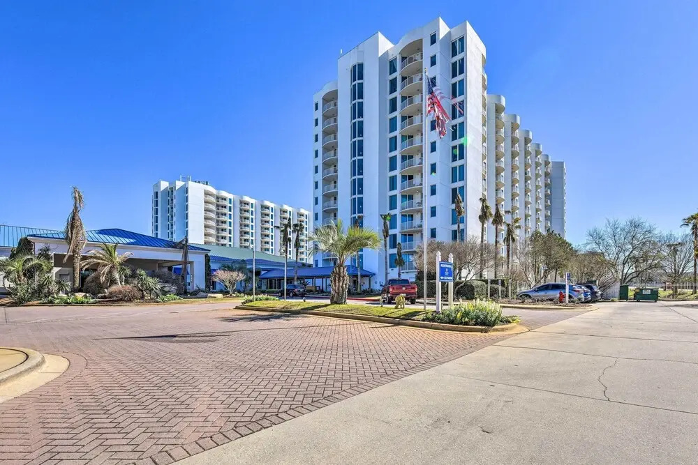 Modern Resort Condo With Balcony - Walk to Beach!
