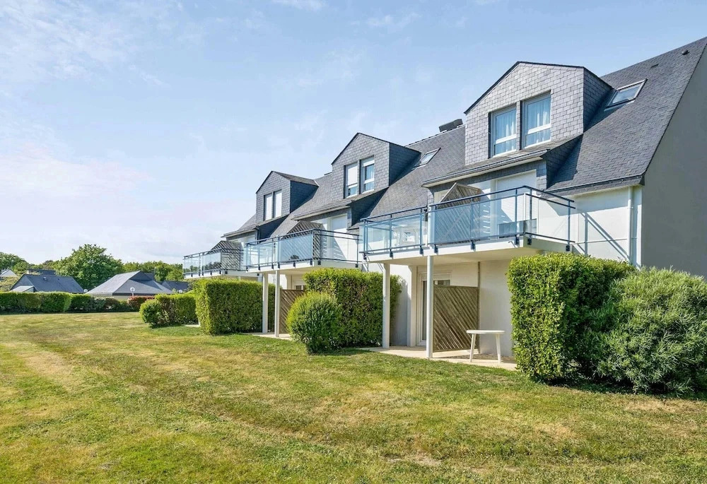 Scenic 6-person Duplex Retreat