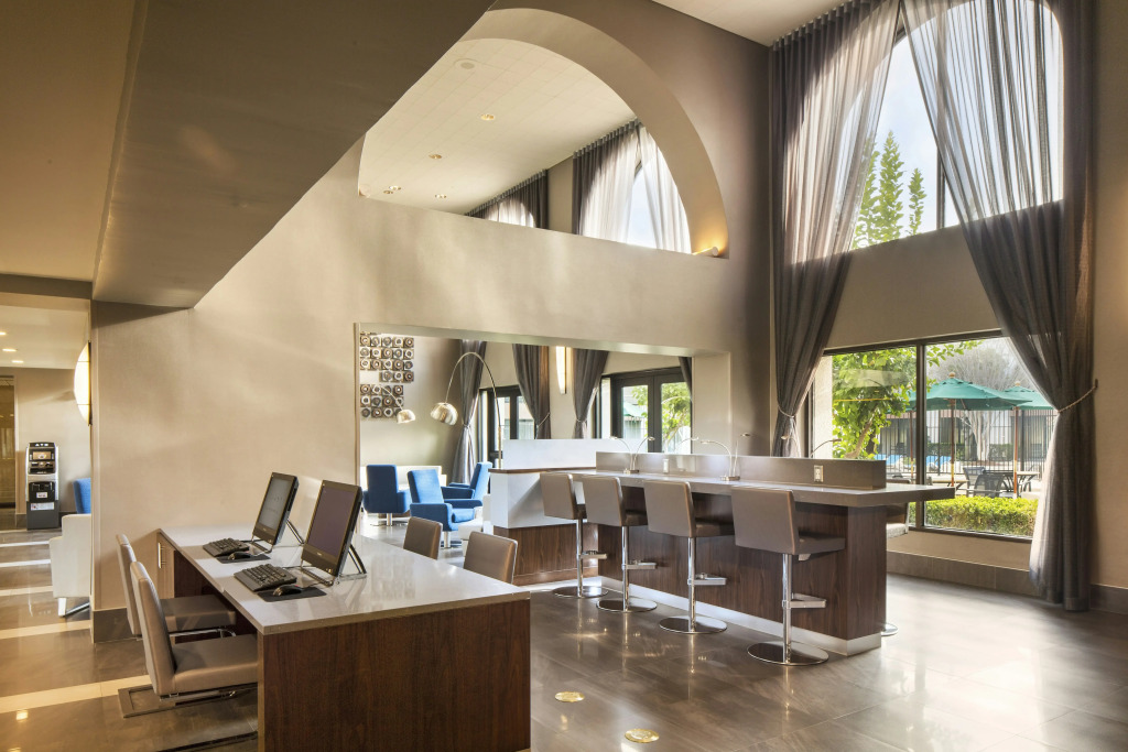 DoubleTree by Hilton Newark-Fremont
