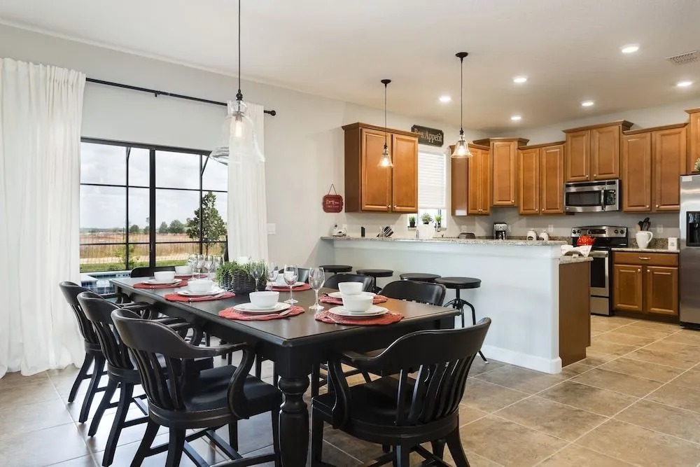 Newly built 6 Bed 6 Bath Pool Home by RedAwning