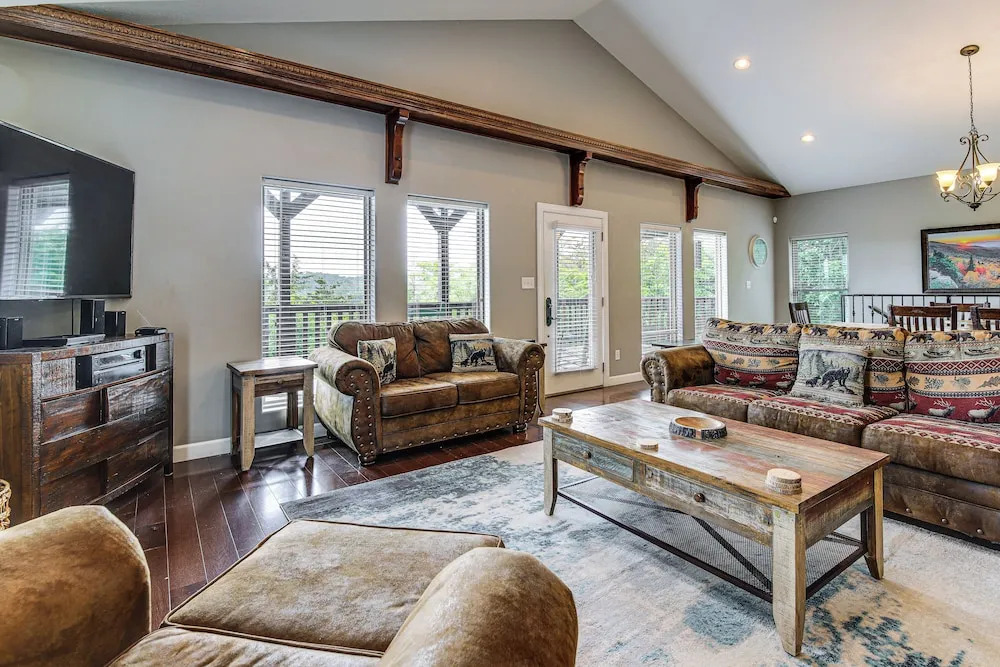Hot Tub & Game Room! Group-ready Smokies Cabin