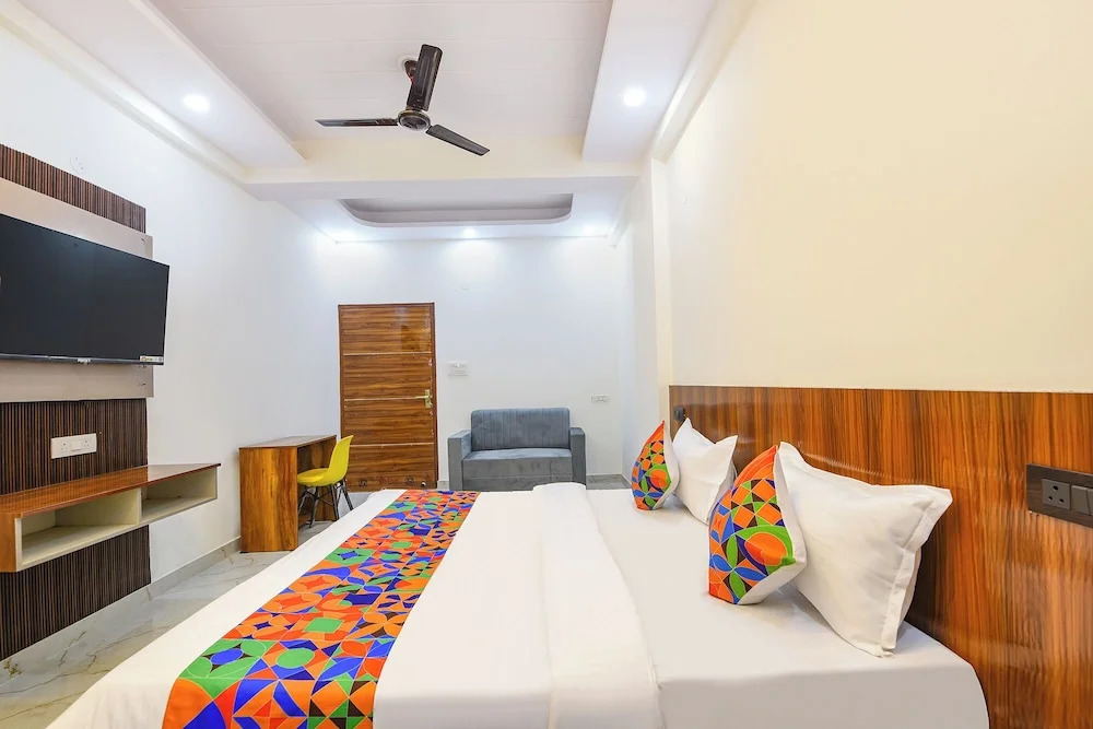 FabHotel 24x Living