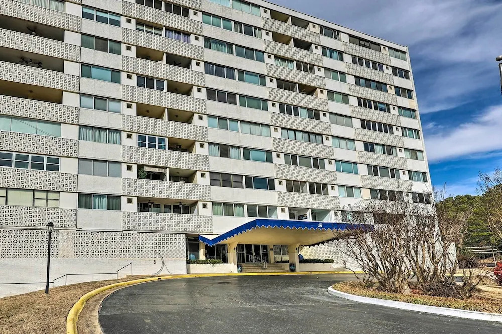 Views & Pool Access: Quaint Condo in Hot Springs!