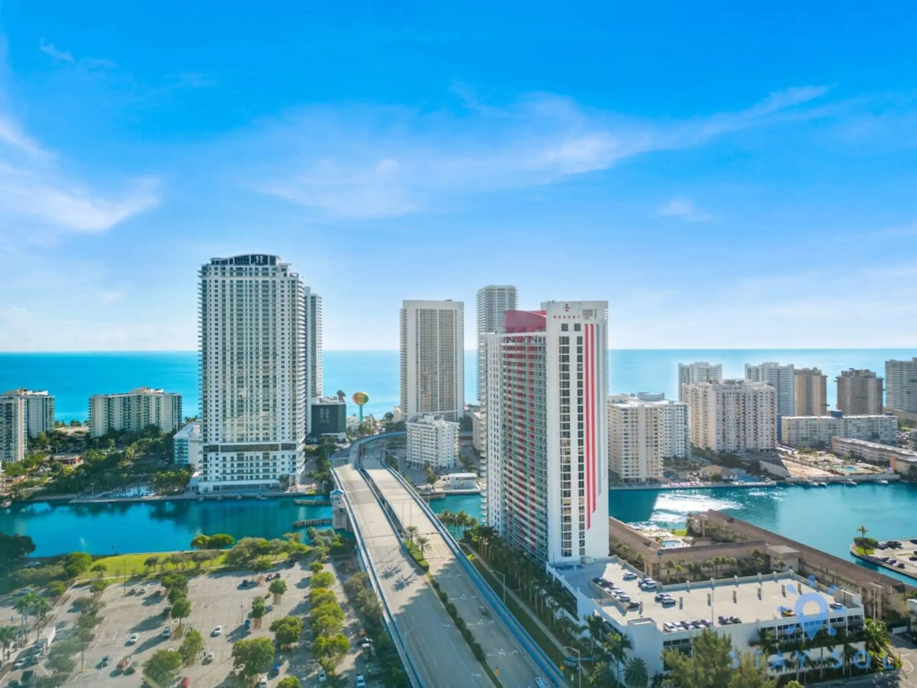 Tropical Apartment w/Balcony|Pool|Up To 4+ Gym