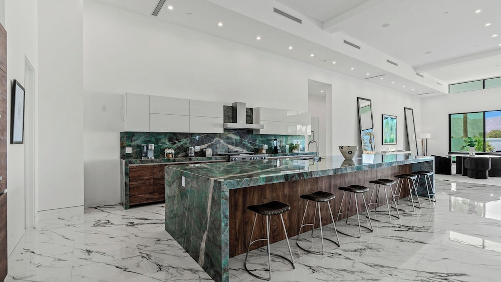 Sleeps 25 2 Luxury Villas w/ Pool + Spa, Putting Green Bravo by Avantstay