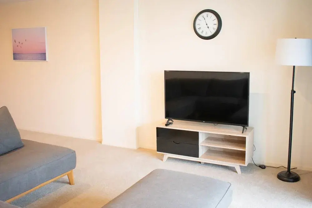 Stunning 2 Bed CBD Apartment 110m2 Two Carparks!