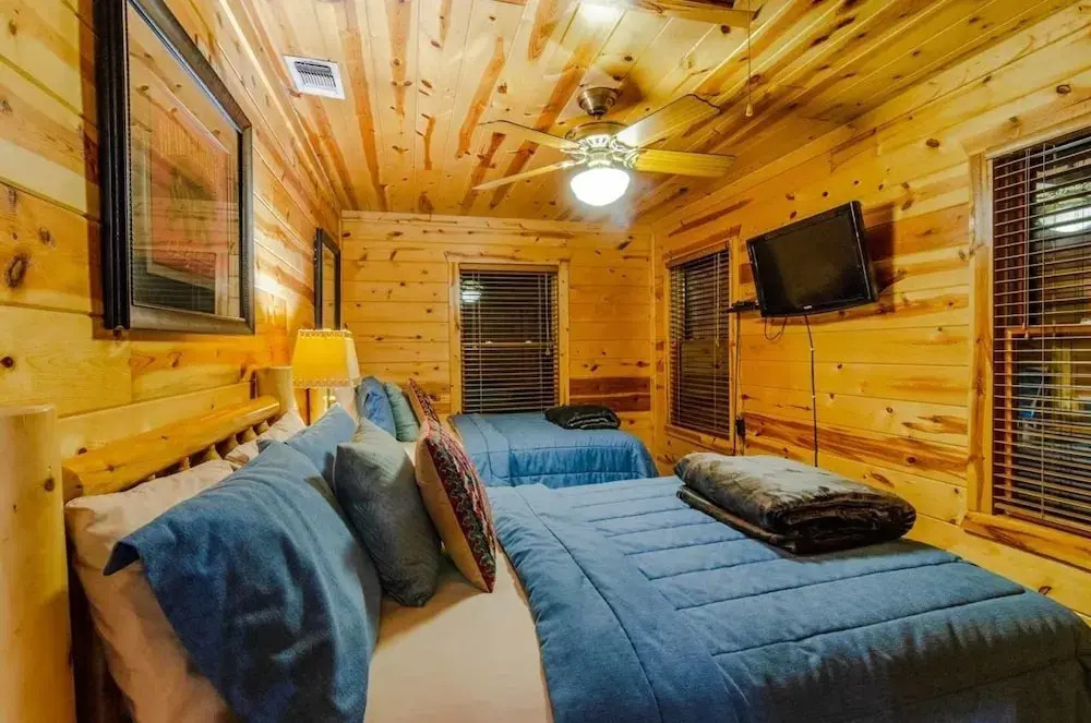 Crooked Pine Cabin With Swing and Hot Tub on the Deck by Redawning