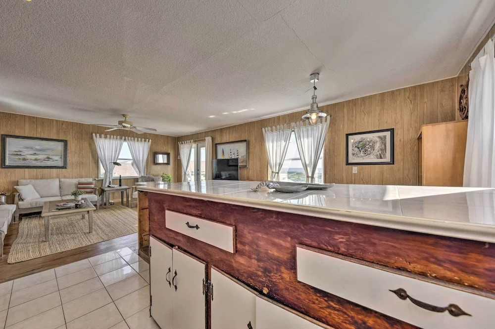 Fernandina Cottage w/ Deck + Direct Beach Access!
