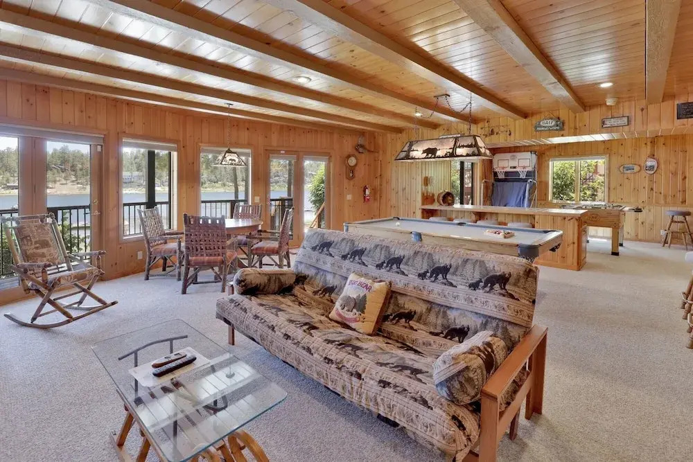 2098-cove Lakefront Chalet 4 Bedroom Home by RedAwning