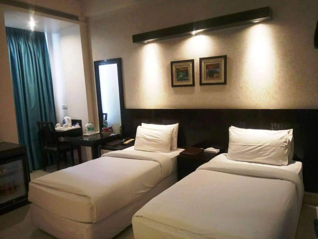 Rockland Hotel, C.R Park