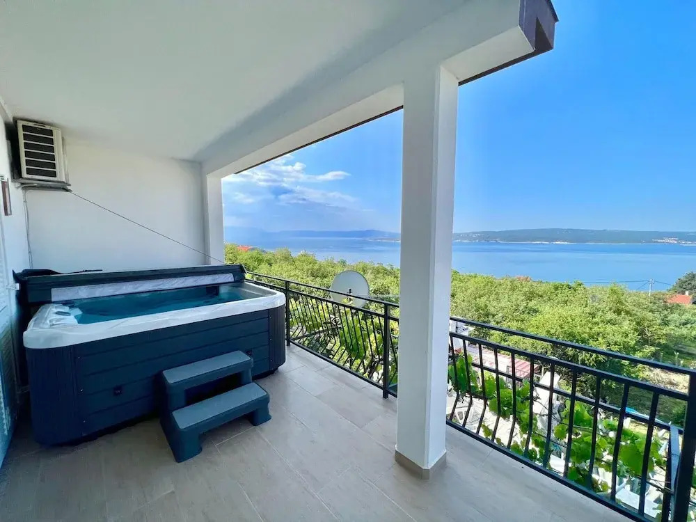Luxurious Apartment in Dramalj with Swimming Pool