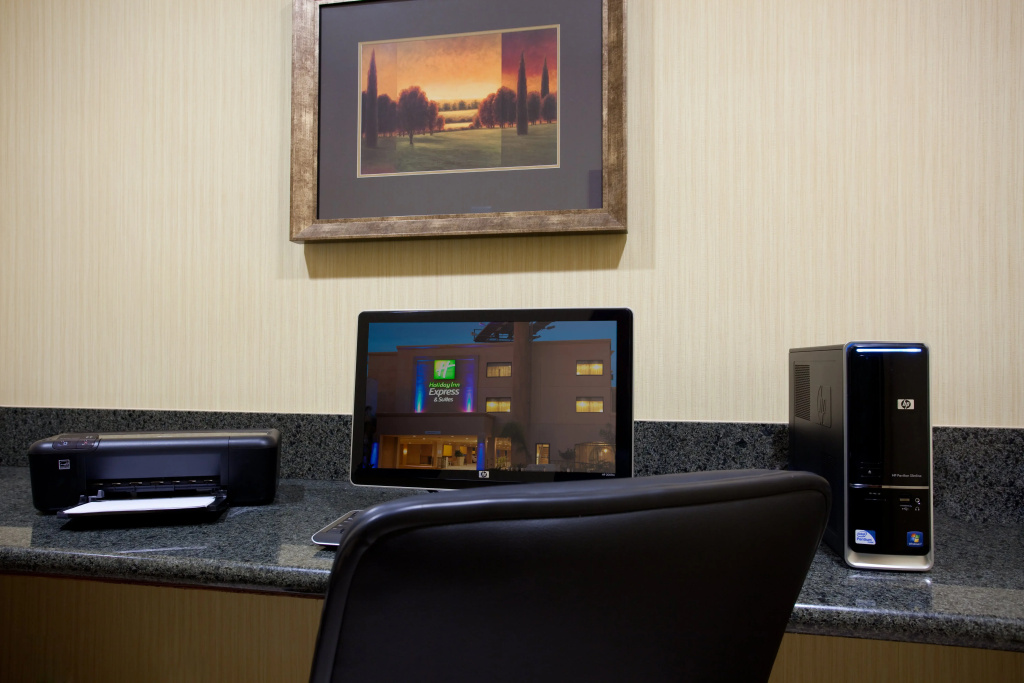 Holiday Inn Express & Suites Woodland Hills by IHG