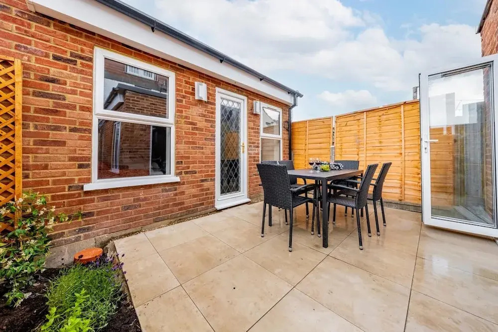 Stylish & Sleek 3BD Home Including Guest House in Southall
