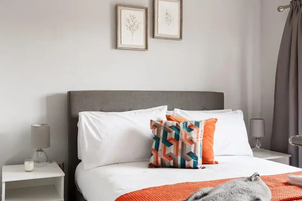 Two-bed House Sleeps 5 With Large Garden & Parking