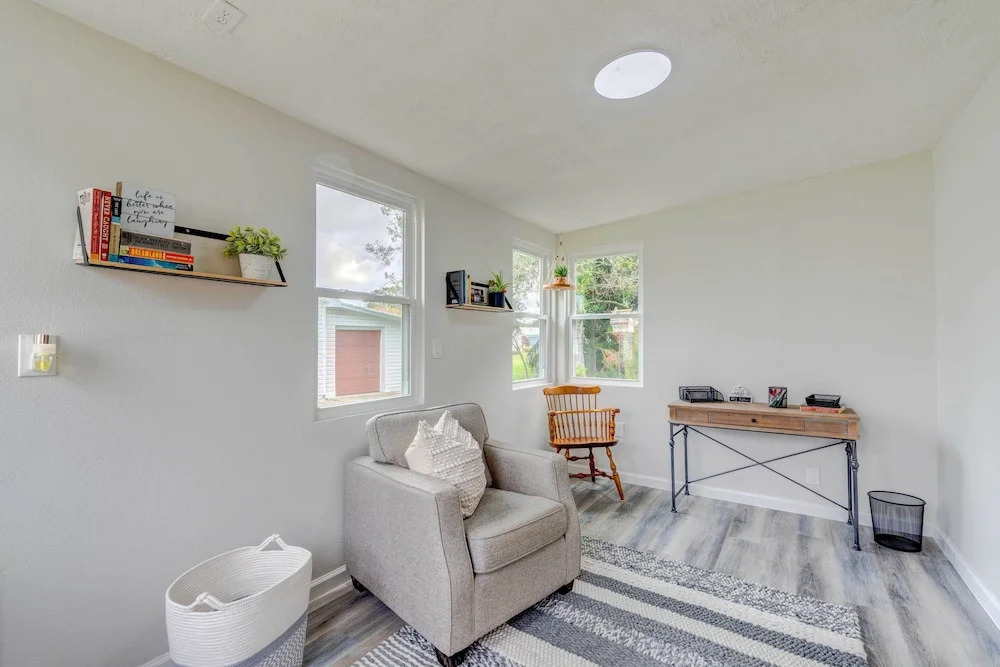 Peaceful Lady Lake Home w/ Screened-in Porch!