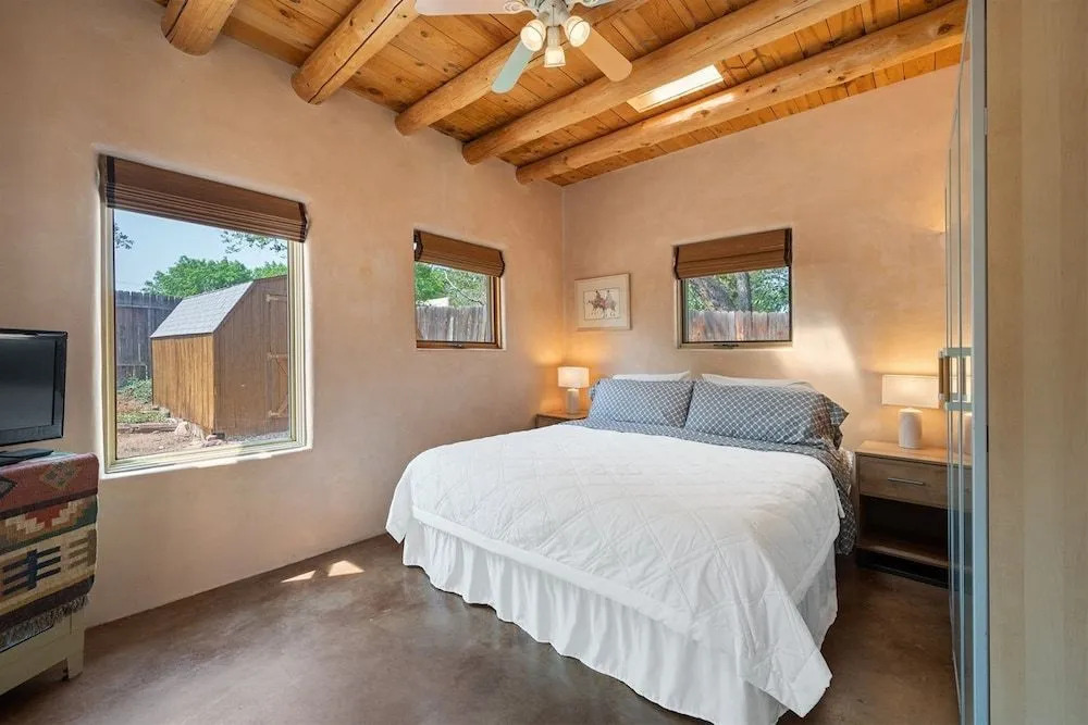 Casa de Lorenzo - Spacious Yard With Hot Tub and Fire Pit